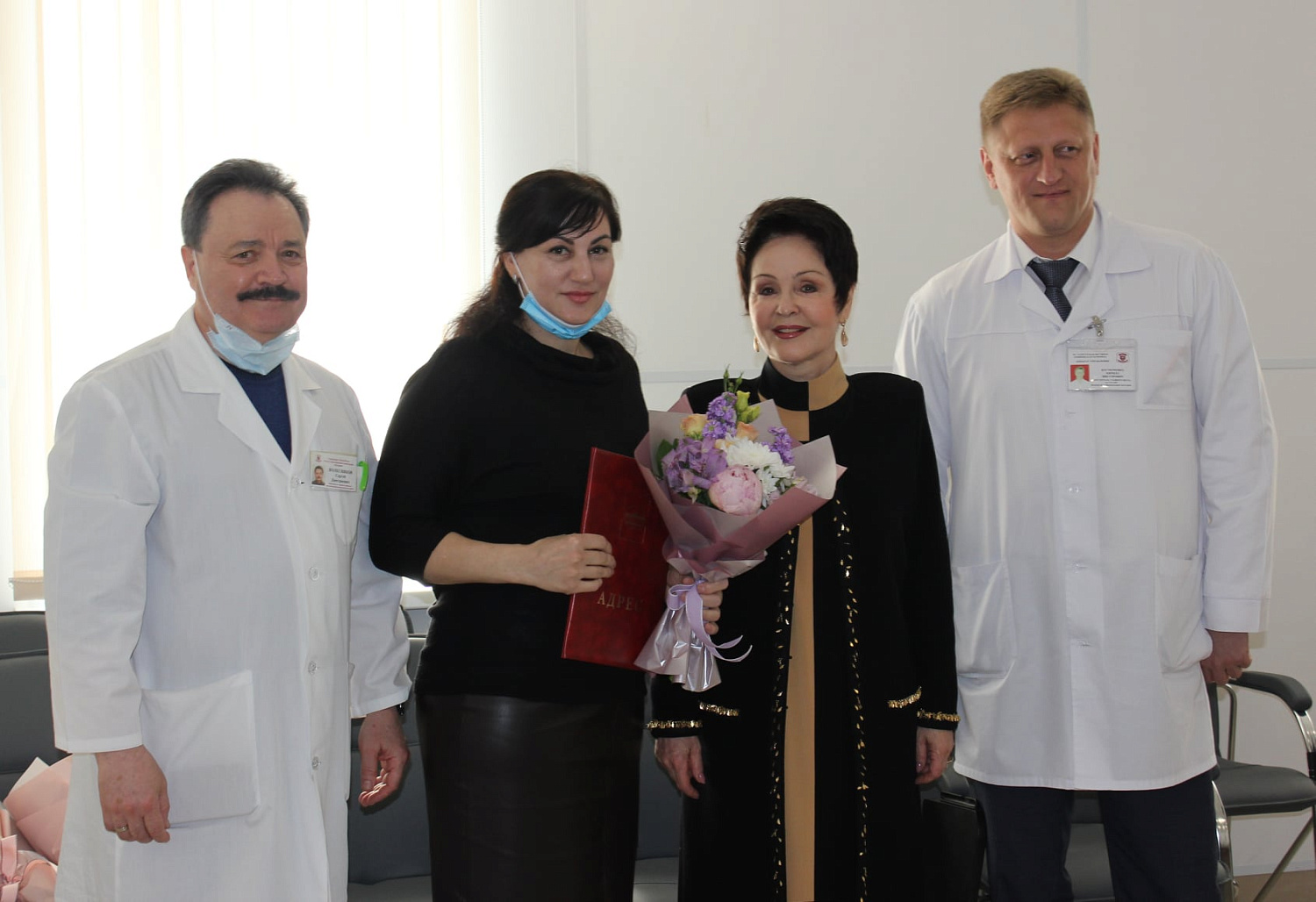 В канун дня медицинского работника Галина Александровна Резяпова вручила награды Тюменской областной Думы