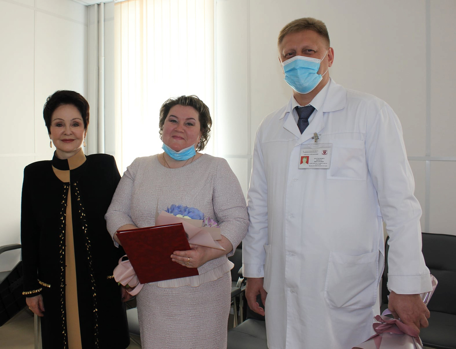 В канун дня медицинского работника Галина Александровна Резяпова вручила награды Тюменской областной Думы
