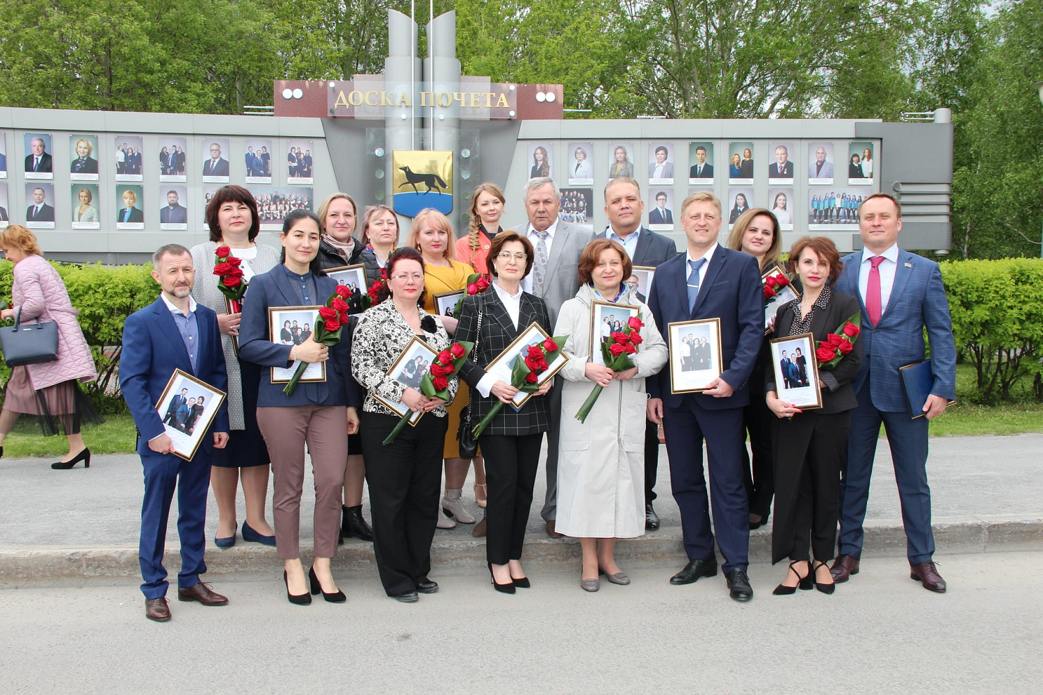 На Доску Почёта города Сургута занесен коллектив Сургутской окружной клинической больницы за особый вклад в решение социально значимых для города задач, направленных на предупреждение и распространение новой коронавирусной инфекции COVID-19